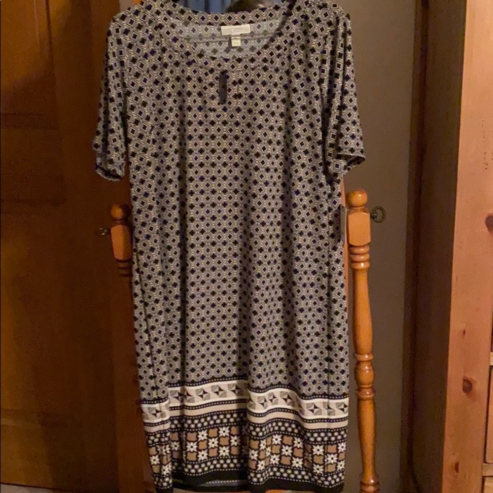 Short sleeve dress.